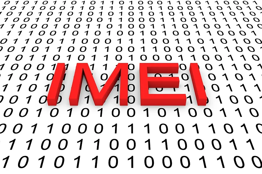 बाइनरी कोड की पृष्ठभूमि पर IMEI टेक्स्ट, अवरुद्ध या चोरी हुए फोन की पहचान करने के लिए IMEI ब्लैकलिस्ट चेक को दर्शाता है।